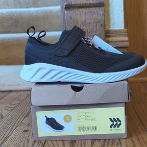 All in Motion youth size 5 tennis shoes
